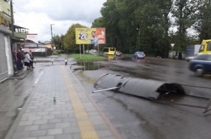 Ураганный ветер посносил остановки транспорта во Львове