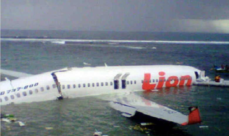 В результате авиакатастрофы Boeing 737 в Индонезии никто не выжил, - спасатели