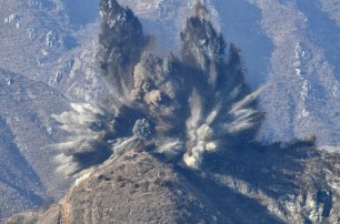 КНДР взорвала 10 своих постов охраны на границе с Южной Кореей