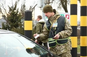 Поток россиян в Украину уменьшился в два раза - пограничники