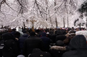 Сотни верующих УПЦ пришли на молебен под стены Верховной Рады