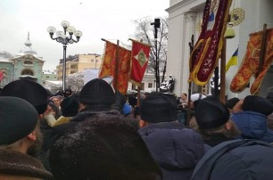 Тысячи верующих УПЦ возле Верховной Рады молятся против принятия антицерковных законопроектов