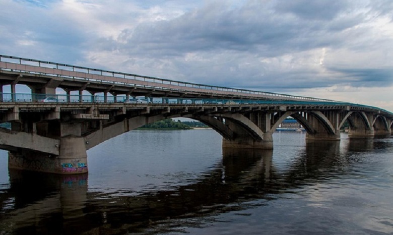В Киеве временно закроют проезд по мосту Метро
