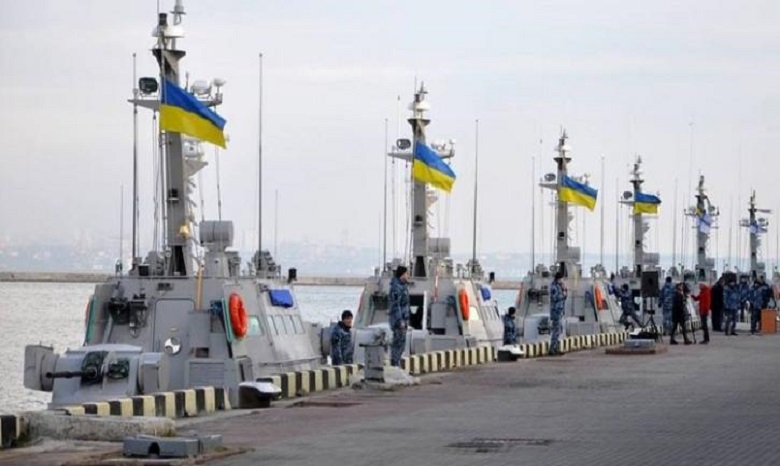 Украинские корабли не прекратят проходы через Керченский пролив, - Полторак