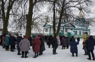 На Житомирщине представители ПЦУ под гимн захватили храм УПЦ