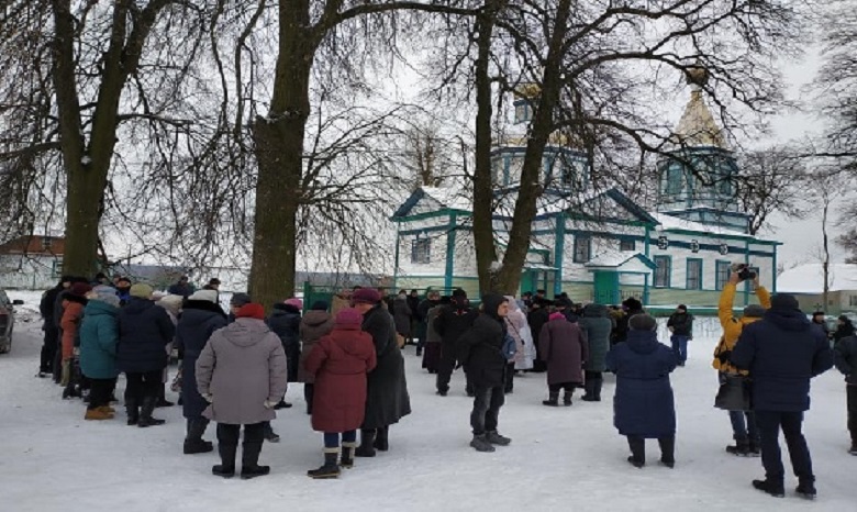 На Житомирщине представители ПЦУ под гимн захватили храм УПЦ