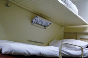 Путешествовать станет дороже: "Укрзализныця" повысила цены на постельное белье и напитки в поездах