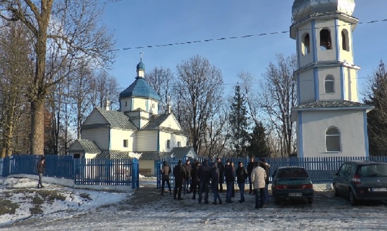 На Прикарпатье сторонники ПЦУ при участии чиновников пытаются отобрать храм УПЦ