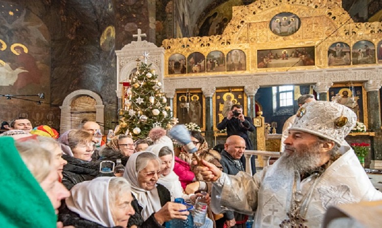 В Киево-Печерской лавре в канун Крещения Предстоятель УПЦ освятил воду