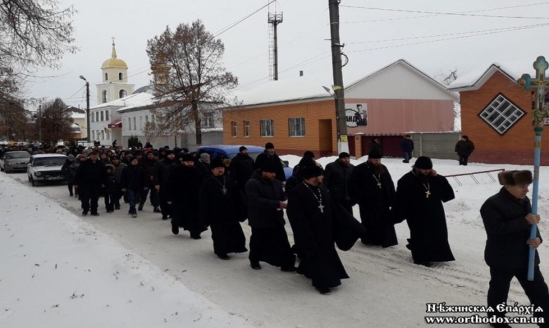 В Черниговской области верующие провели молебен у стен РГА в защиту УПЦ
