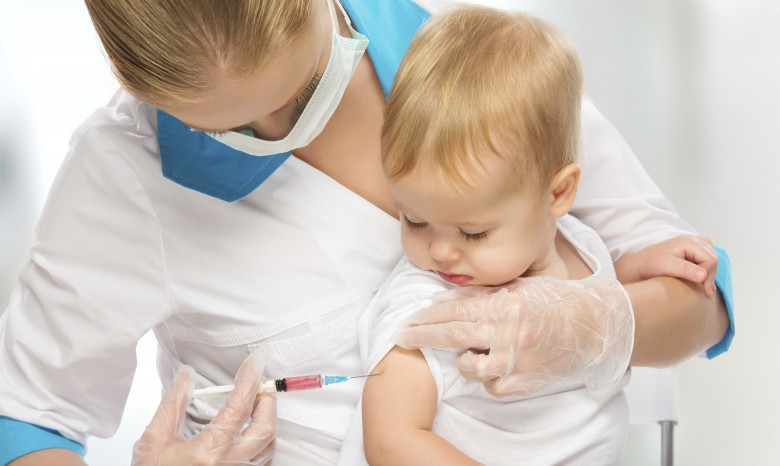 В Украине бесплатно вакцинируют детей с липовыми справками о прививках