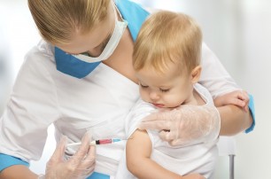 В Украине бесплатно вакцинируют детей с липовыми справками о прививках