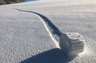 На британских полях появились загадочные снежные рулоны
