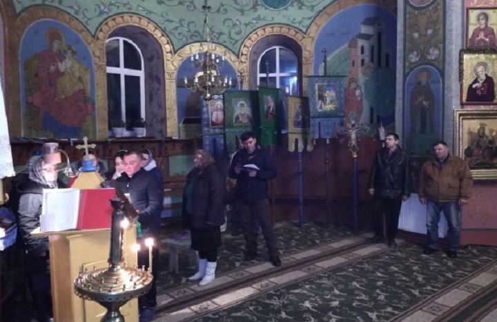 В Черновицкой области 13-е сутки верующие УПЦ непрерывно молятся о мире в Украине