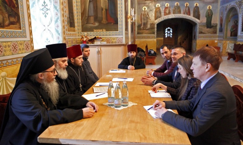 В Почаевской лавре представителями ОБСЕ рассказали о нарушениях прав верующих УПЦ