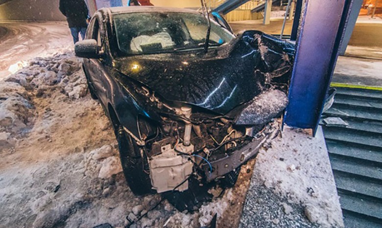 В Киеве пьяный водитель протаранил остановку
