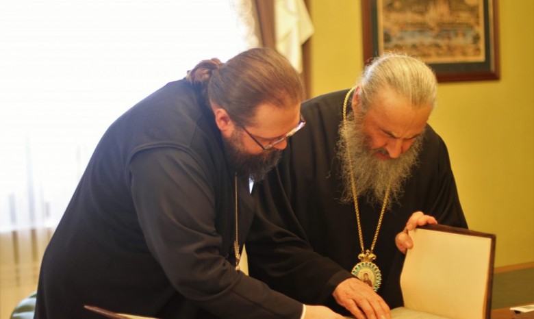 Митрополит Онуфрий передал музею Киевской духовной академии ценные артефакты