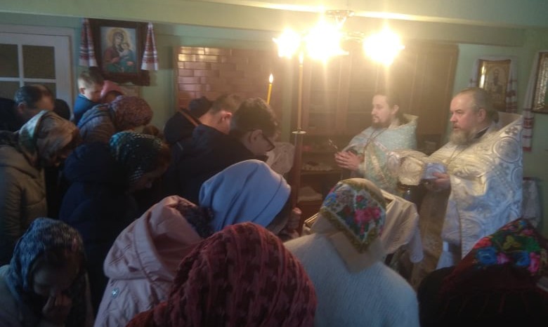 На Волыни лишенная храма община УПЦ молится в доме священника