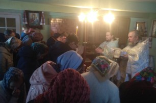 На Волыни лишенная храма община УПЦ молится в доме священника