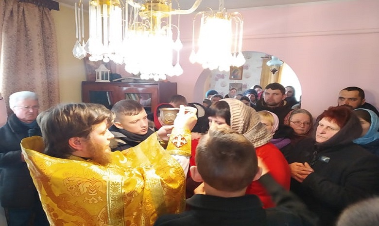 На Волыни в первое воскресенье после захвата церкви верующие УПЦ собрались на молитву в доме настоятеля
