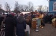 На Волыни община УПЦ села Раков Лес молится во дворе заблокированного храма
