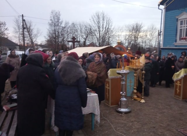 На Волыни община УПЦ села Раков Лес молится во дворе заблокированного храма