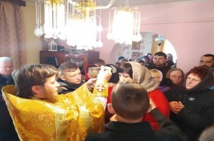 На Волыни в первое воскресенье после захвата церкви верующие УПЦ собрались на молитву в доме настоятеля