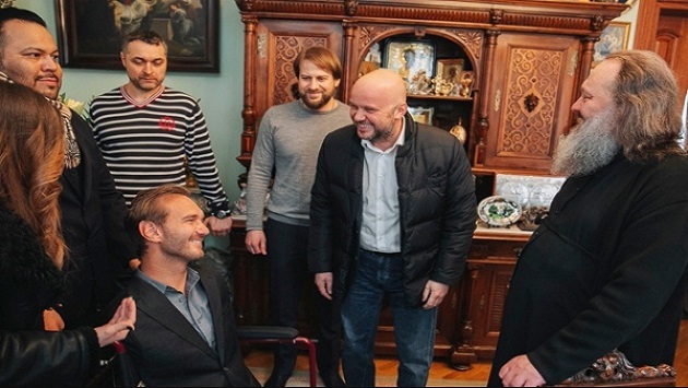 Ник Вуйчич посетил Свято-Успенскую Киево-Печерскую лавру и пообщался с митрополитом Павлом