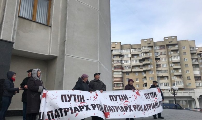 Сторонники ПЦУ принесли на молитвенное стояние верующих УПЦ в Луцке плакаты с надписями про Путина