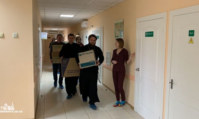 Одесская православная молодежь передала детской больнице лекарства на сумму 25 тысяч гривен