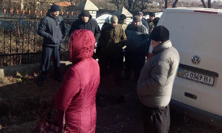 В Тернопольской области сторонники ПЦУ забаррикадировали дом настоятеля религиозной общины УПЦ