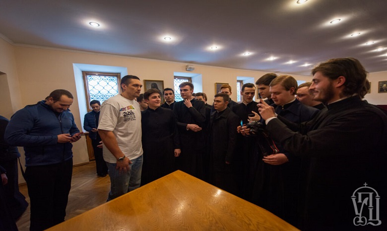 Александр Усик рассказал воспитанникам Киевских духовных школ о своем пути к Богу