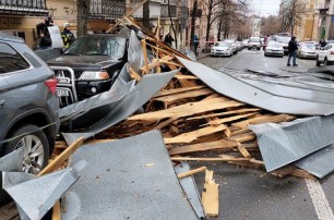 В Киеве ветер ронял деревья и срывал крыши домов