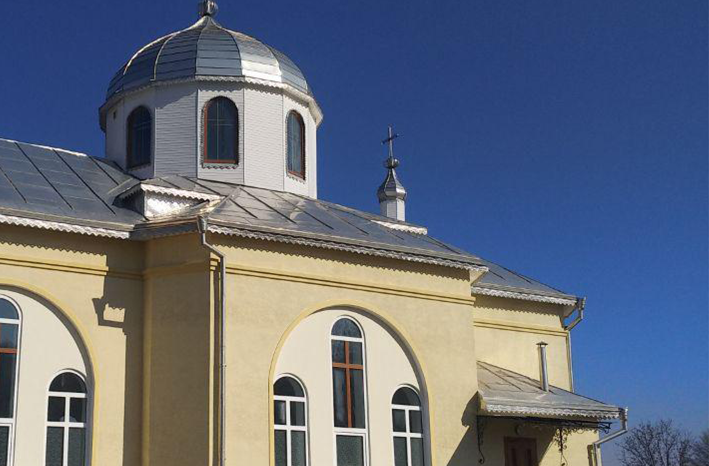 В Прощеное воскресенье сторонники новой Церкви срезали замки на храме УПЦ на Буковине