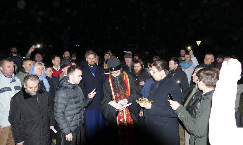 На Винниччине активисты ПЦУ не пустили духовенство УПЦ на молебен в Бахоники – верующие молились в поле