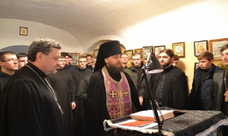 В Великий пост в Волынской духовной семинарии УПЦ непрерывно молятся о мире в Украине