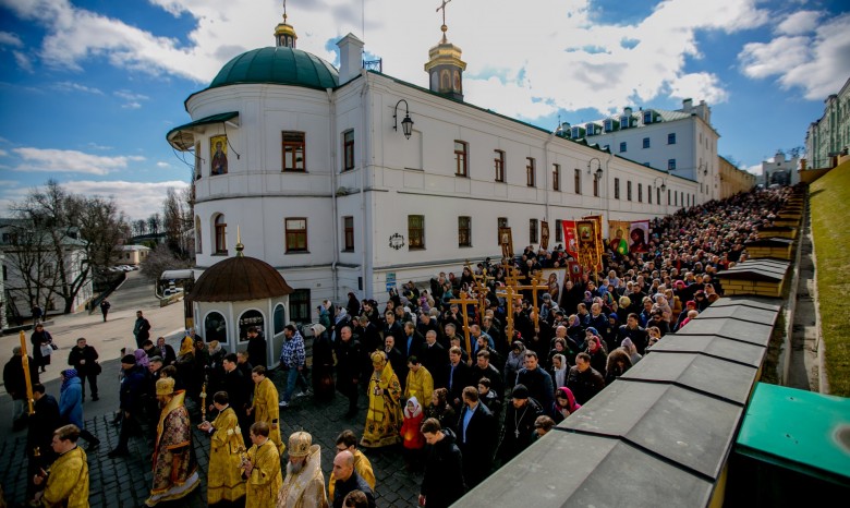 В Киево-Печерской лавре тысячи верующих прошли крестным ходом в честь Торжества Православия