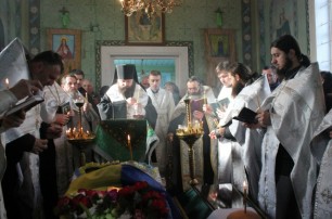 На Ровенщине священники УПЦ совершили отпевание погибшего воина