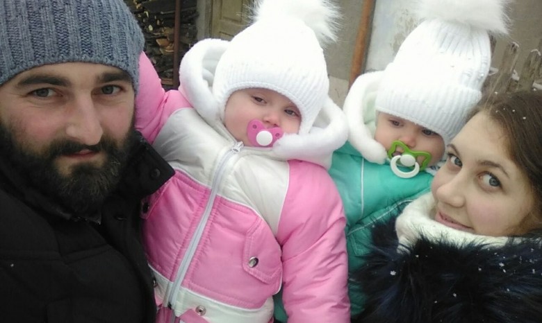 На Волыни активисты выселяют из церковного дома семью священника УПЦ с двумя годовалыми детьми