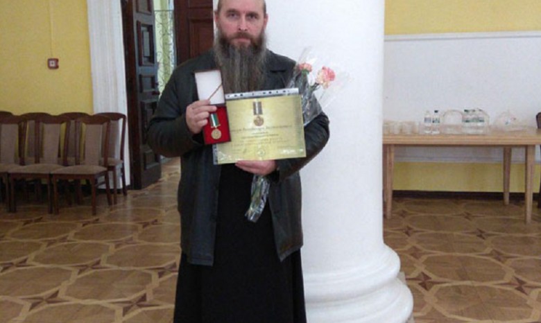 Военного священника УПЦ наградили знаком отличия Президента за поддержку военных в зоне ООС