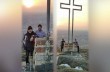 На Буковине священник своими силами установил 7-метровый крест в память о погибших воинах