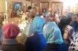 Община волынского села Пески после захвата храма молится в гараже