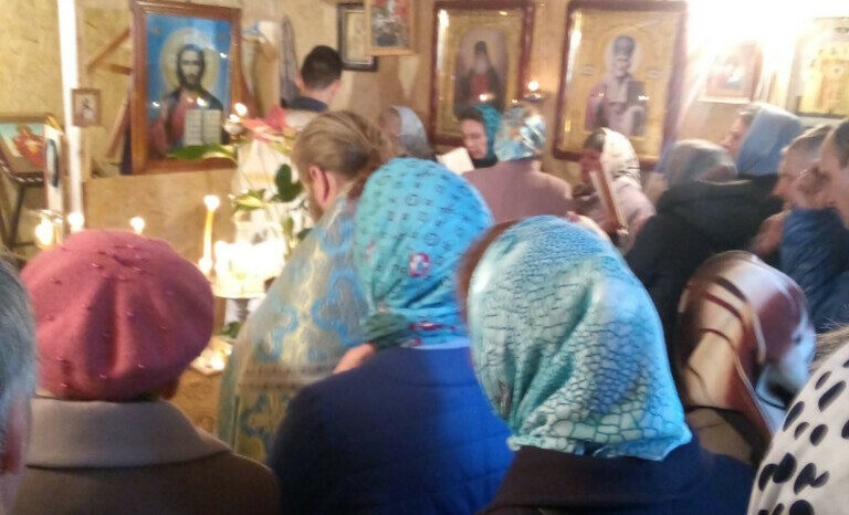 Община волынского села Пески после захвата храма молится в гараже