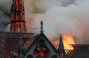УПЦ: Люди молились перед горящим собором во Франции - это знак духовного возрождения