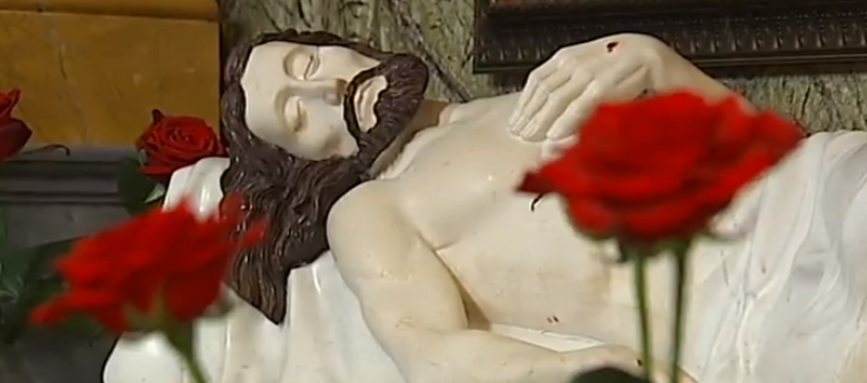 В Киево-Печерской лавре установили скульптуру «Снятие Господа с креста»