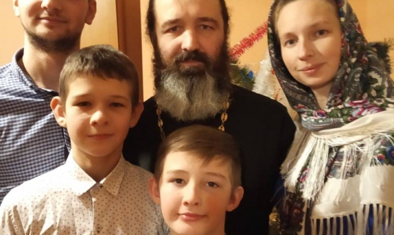 На Тернопольщине активисты ПЦУ выгоняют семью священника из церковного дома