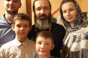 На Тернопольщине активисты ПЦУ выгоняют семью священника из церковного дома