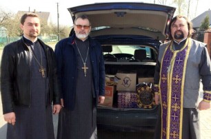 Верующие УПЦ Волыни передали пасхальные корзины военным на Восток Украины