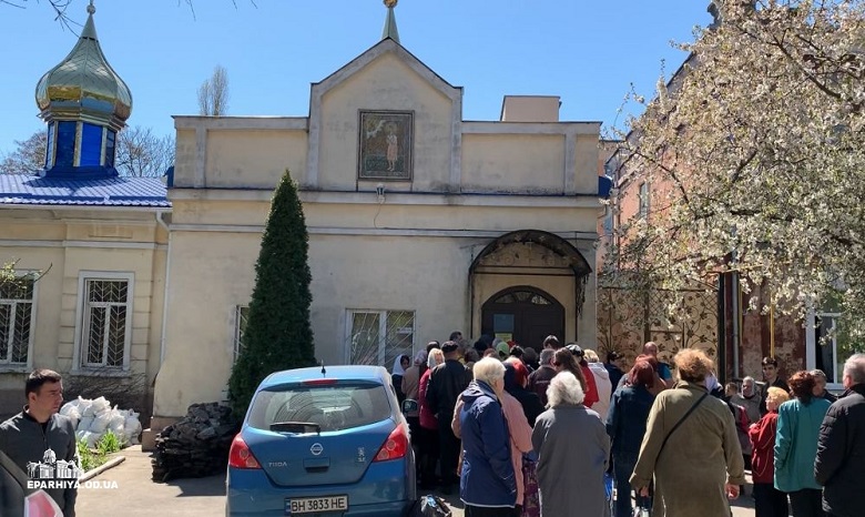 Одесская епархия УПЦ подарила 200 нуждающимся семьям продуктовые наборы