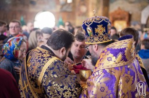 В Чистый четверг сотни верующих УПЦ приняли причастие в Киево-Печерской лавре